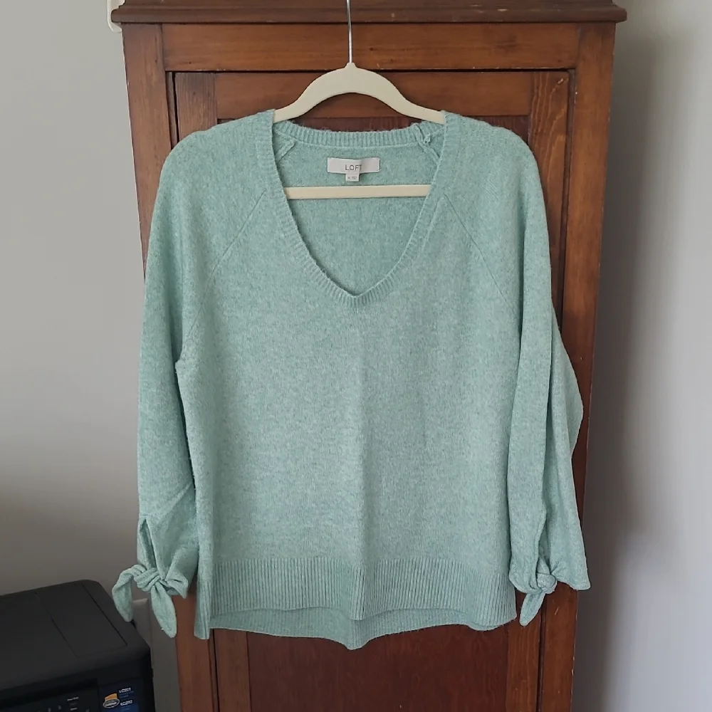 LOFT Women's Light Green V-Neck Sweater - Picture 1 of 6